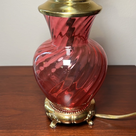 Vintage pink cranberry glass swirl optic gold brass footed pedestal desk lamp - Picture 6 of 10